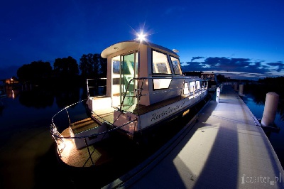 Barka River Cruiser nocą